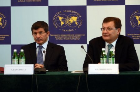 Davutoğlu, Ukrayna'nın büyükelçilerine hitap etti