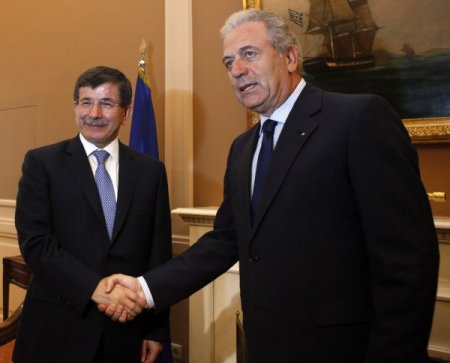 Davutoğlu, Yunanistan Başbakanı Samaras tarafından kabul edildi