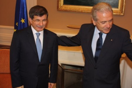 Davutoğlu, Yunanistan Başbakanı Samaras tarafından kabul edildi