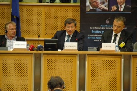 Davutoğlu: AB, Türkiye trenini kaçırmasın