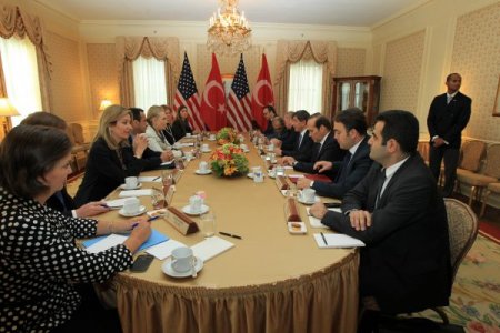 Davutoğlu Clinton ile bir araya geldi