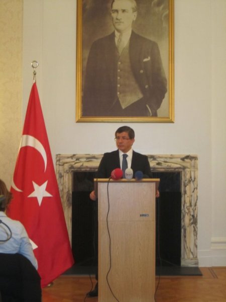 Davutoğlu: F16'larımız Kesinlikle Bombalamak İçin Uçmayacak