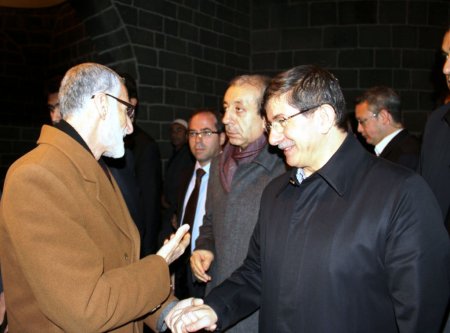 Davutoğlu ile Eker, 27 şehit sahabenin yattığı camide sabah namazı kıldı