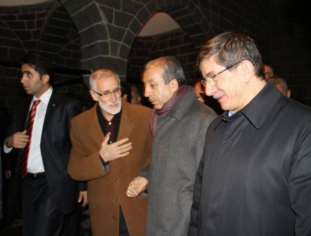 Davutoğlu ile Eker, 27 şehit sahabenin yattığı camide sabah namazı kıldı