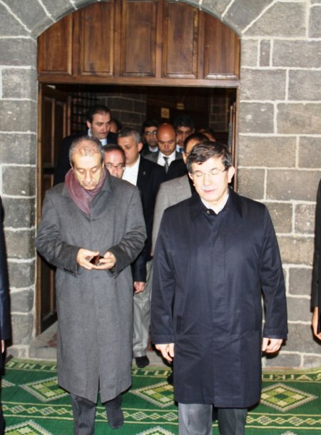 Davutoğlu ile Eker, 27 şehit sahabenin yattığı camide sabah namazı kıldı