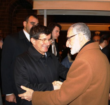 Davutoğlu ile Eker, 27 şehit sahabenin yattığı camide sabah namazı kıldı