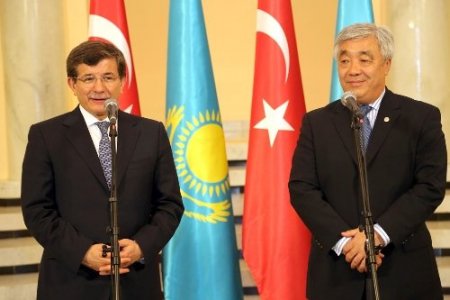 Davutoğlu: Kazakistan ile beraber el ele, omuz omuza yürüyoruz
