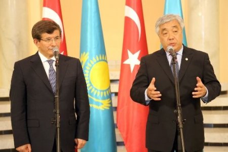 Davutoğlu: Kazakistan ile beraber el ele, omuz omuza yürüyoruz