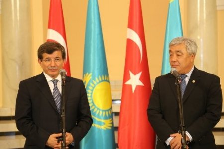 Davutoğlu: Kazakistan ile beraber el ele, omuz omuza yürüyoruz
