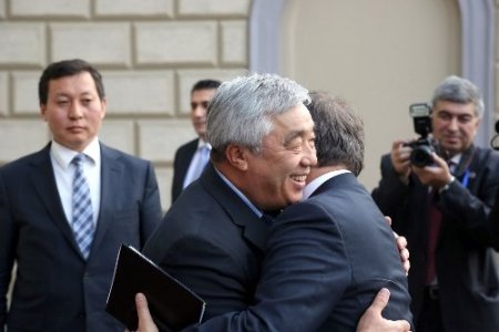 Davutoğlu: Kazakistan ile beraber el ele, omuz omuza yürüyoruz