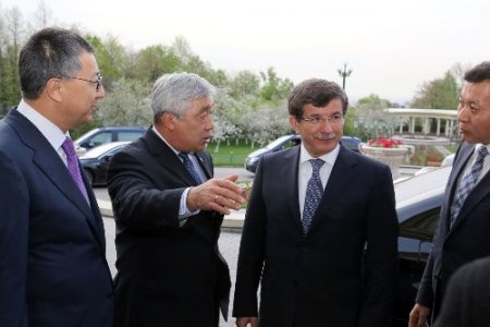 Davutoğlu: Kazakistan ile beraber el ele, omuz omuza yürüyoruz