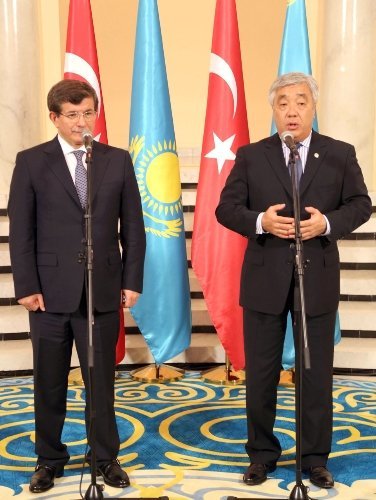 Davutoğlu: Kazakistan ile beraber el ele, omuz omuza yürüyoruz