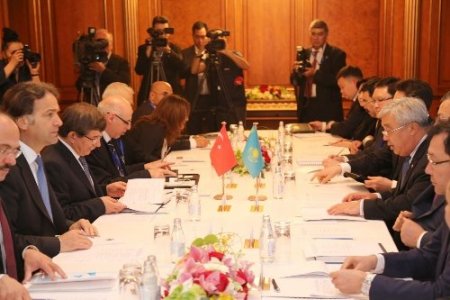 Davutoğlu: Kazakistan ile beraber el ele, omuz omuza yürüyoruz