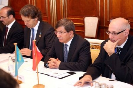 Davutoğlu: Kazakistan ile beraber el ele, omuz omuza yürüyoruz
