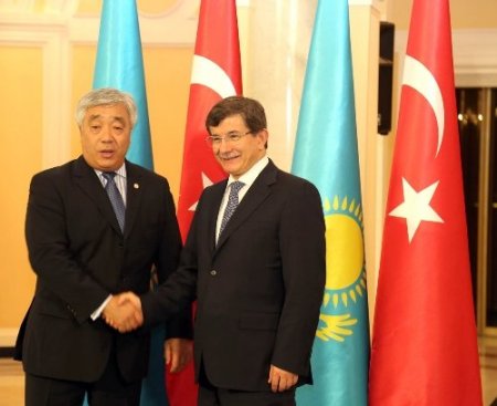 Davutoğlu: Kazakistan ile beraber el ele, omuz omuza yürüyoruz