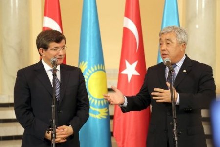 Davutoğlu: Kazakistan ile beraber el ele, omuz omuza yürüyoruz
