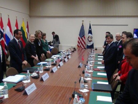 Davutoğlu NATO karargahında Clinton ile görüşüyor