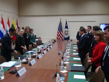 Davutoğlu NATO karargahında Clinton ile görüşüyor