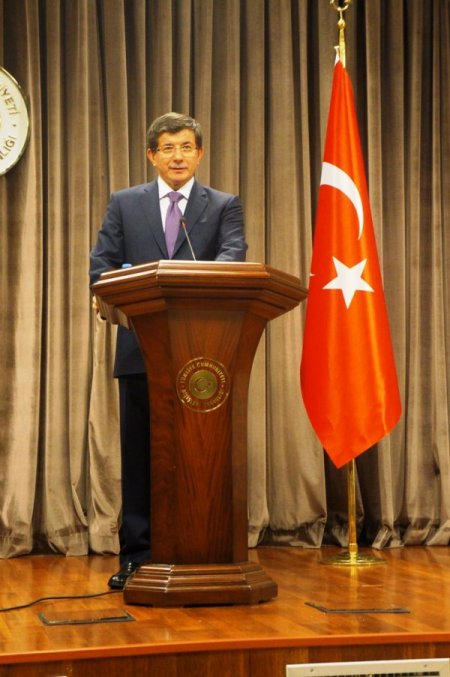 Davutoğlu: Suriye konusunda zihin egzersizleri yerine somut adımlar atmalı