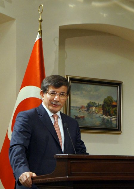 Davutoğlu: Terör saldırısından siyasi rant hesabı içine girilmemeli