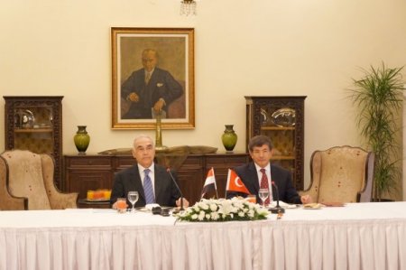 Davutoğlu ve Mısır Dışişleri Bakanı Amr yemekte bir araya geldi