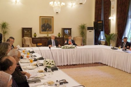 Davutoğlu ve Mısır Dışişleri Bakanı Amr yemekte bir araya geldi