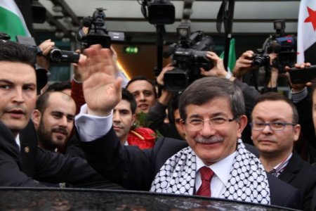 Davutoğlu’na coşkulu karşılama