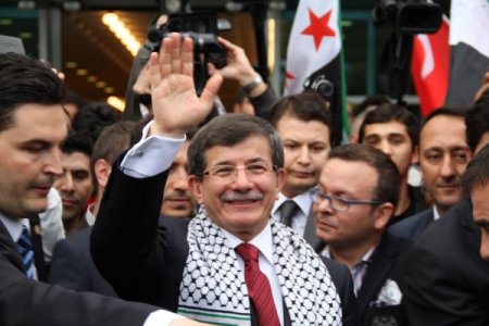 Davutoğlu’na coşkulu karşılama