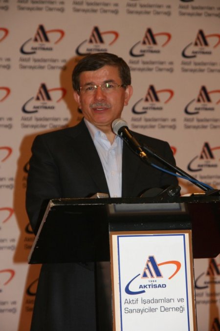 Davutoğlu'ndan Dünyanın Dörtbir Yanına Okul Açan İşadamlarına Övgü
