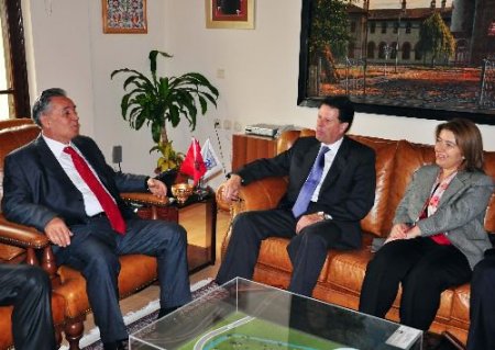 Davutoğlu'nun Kamu Diplomasisi Projesi Hayata Geçiriliyor
