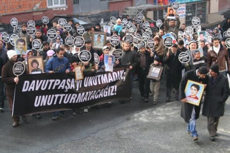 Davutpaşa'daki Patlamada Ölenler, Gözyaşları Arasında Anıldı