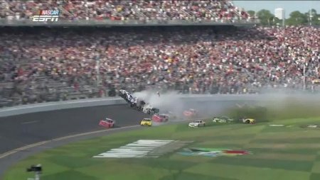 Daytona yarışında kaza dehşeti: 33 seyirci yaralandı