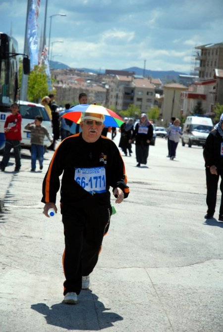 Dedeler Neneler Koşusu'na Kalbi Dayanmadı
