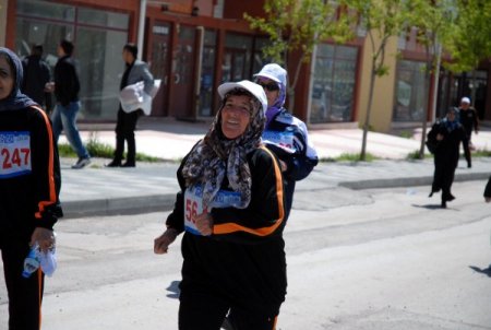 Dedeler Neneler Koşusu'na Kalbi Dayanmadı