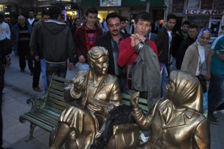 'Dedikoducu Kadınlar'ın Arasına Şüpheli Paket Girdi