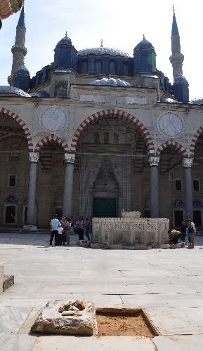 Define Avcıları Selimiye Camii'nin Taşlarını Söktü