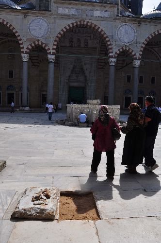 Define Avcıları Selimiye Camii'nin Taşlarını Söktü