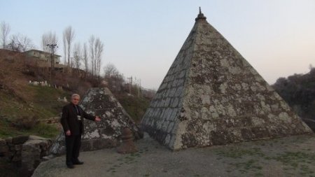 Defineciler türbeyi tahrip etti