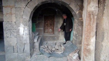 Defineciler türbeyi tahrip etti