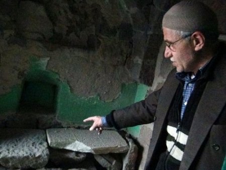 Defineciler türbeyi tahrip etti