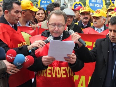 Defterdarlık önünde 'maaş' eylemi