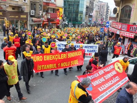 Defterdarlık önünde 'maaş' eylemi