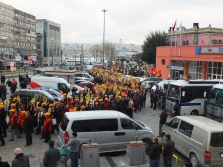 Defterdarlık önünde 'maaş' eylemi