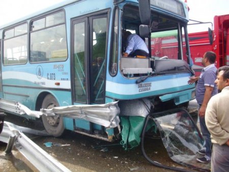 Demir Bariyerler Ok Gibi Saplandı, Yolcular Ölümden Döndü