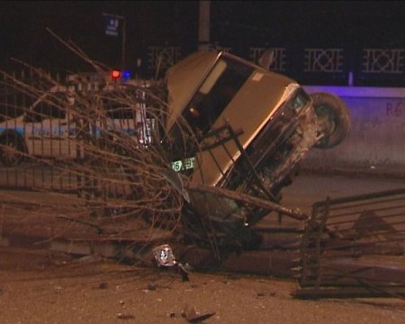 Demir korkuluklara saplanan araçtan hafif yaralı kurtuldu