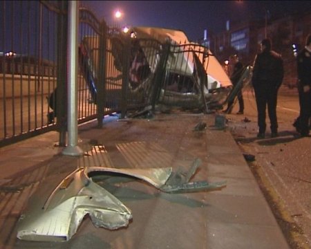 Demir korkuluklara saplanan araçtan hafif yaralı kurtuldu