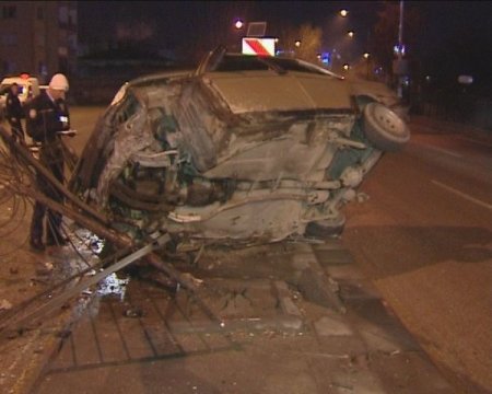 Demir korkuluklara saplanan araçtan hafif yaralı kurtuldu