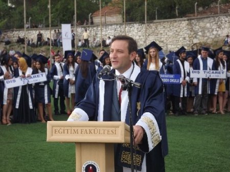 Demirci Eğitim Fakültesi ve Meslek Yüksekokulu mezunlarını uğurladı