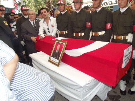 Demirci şehidini on binler uğurladı