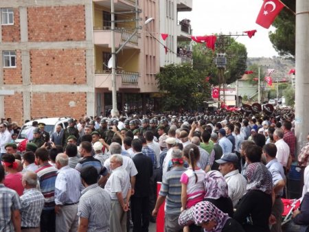 Demirci şehidini on binler uğurladı